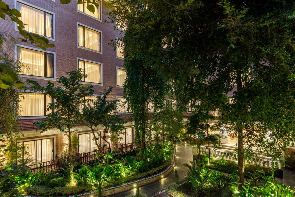 Hotel Thrive – A Tropical Courtyard